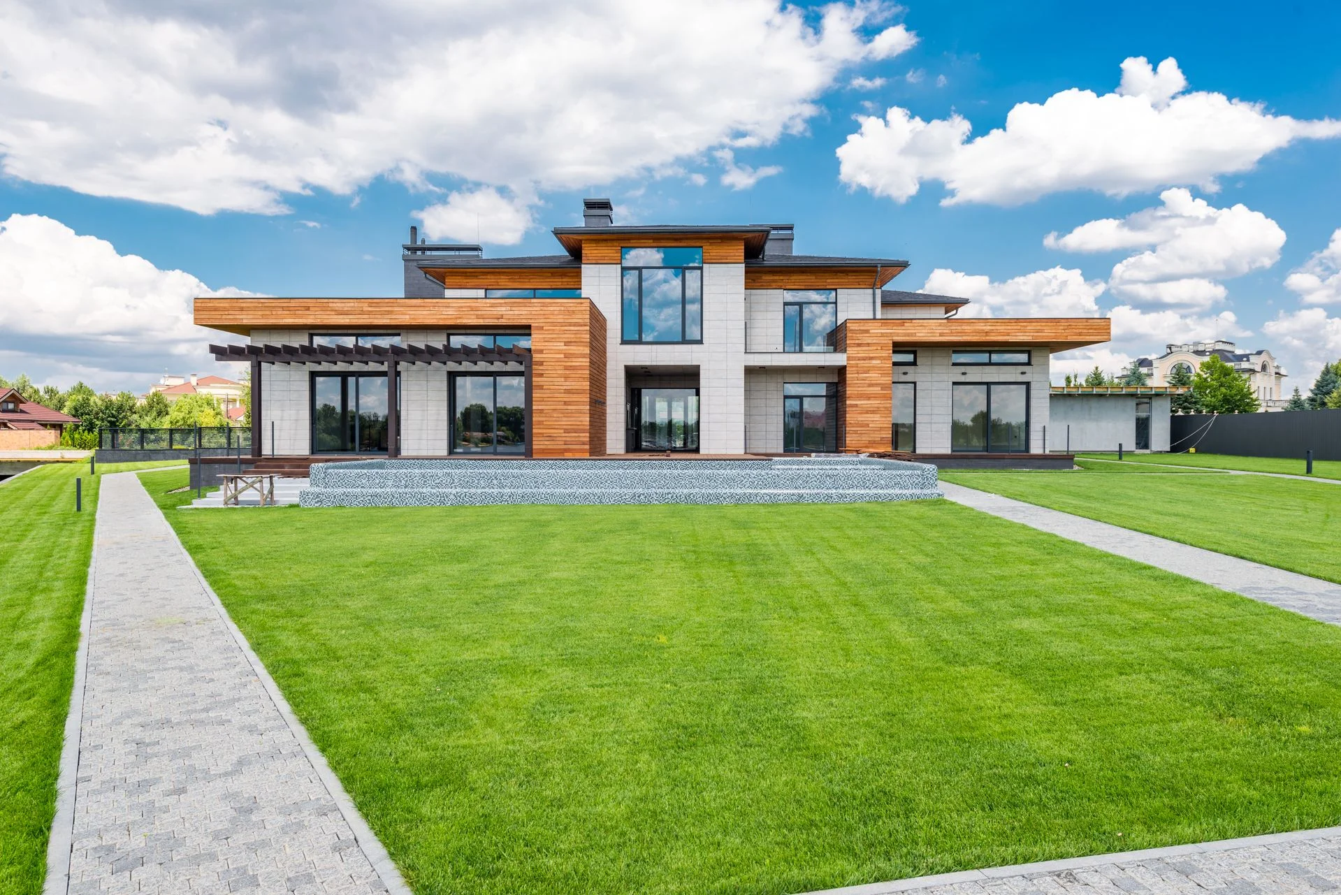 Modernes Wohnhaus mit großen Fenstern und raumhohen Verglasungen zum Garten